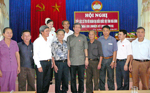 Đồng chí Đinh Thế Huynh, Ủy viên BCT, Bí thư Trung ương Đảng, Trưởng Ban Tuyên giáo Trung ương và các đại biểu QH tiếp xúc cử tri thị trấn Lương Sơn